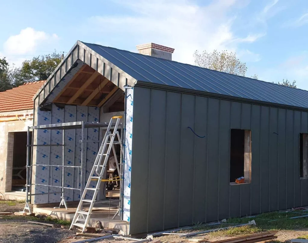 Réalisation de couverture et zinguerie par Kévin Maillet, couvreur zingueur à la Roche-sur-Yon